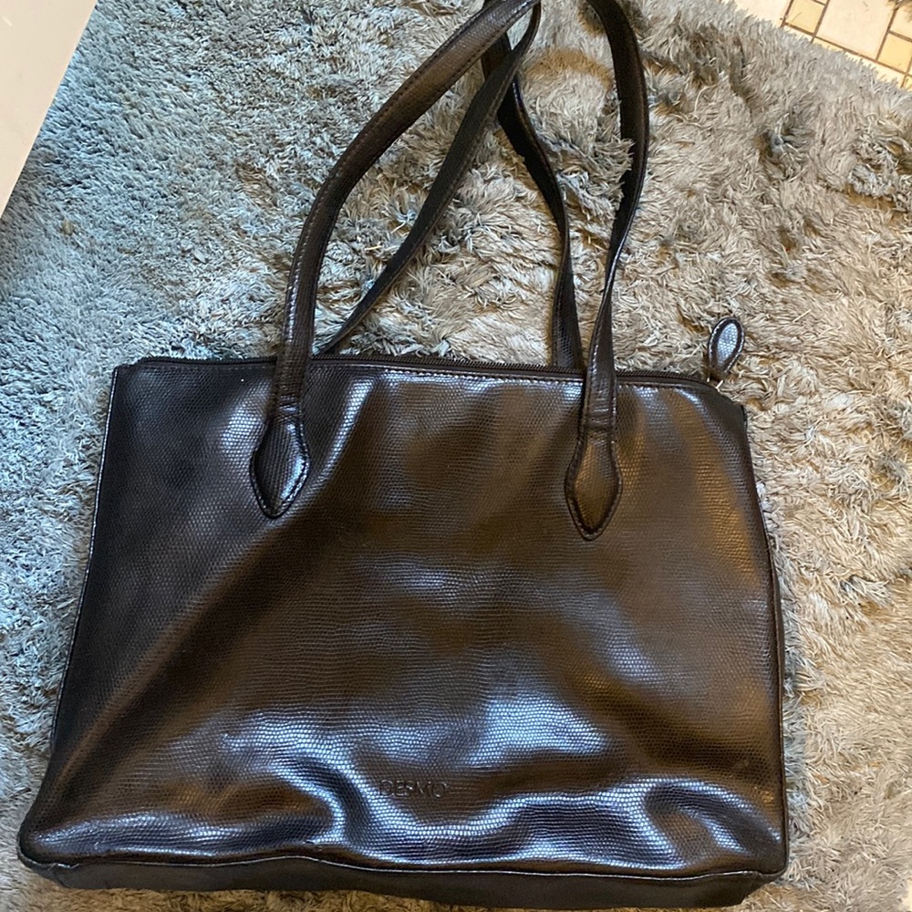 Desmo vintage bag is black.